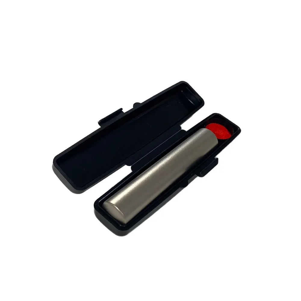 【チタンの印鑑】 丸棒／ブラストチタン シルバー ソフト印鑑ケース付 黒